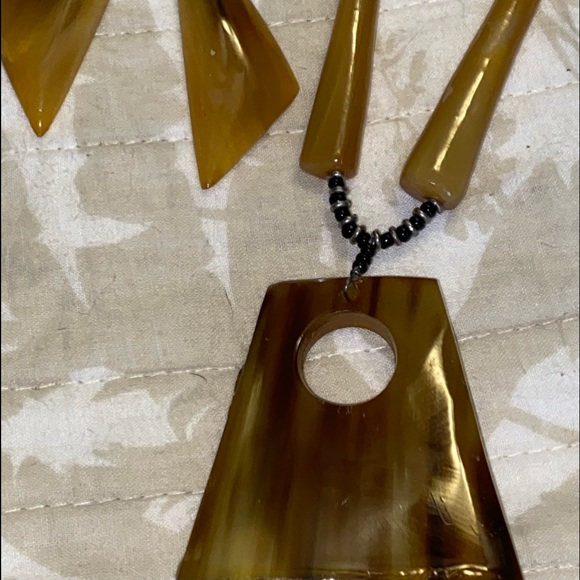 Costume necklace with matching are rings. - Picture 1 of 2